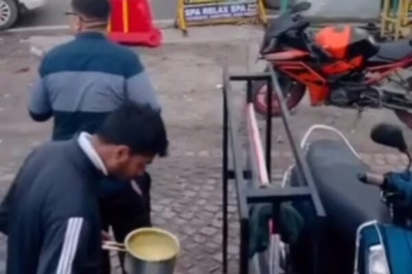 देखें Video : चाय में थूकने का घिनौना वीडियो वायरल !