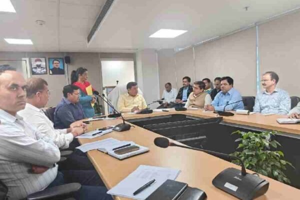 एमडीडीए उपाध्यक्ष बंशीधर तिवारी ने की समीक्षा बैठक, सीएम हेल्पलाइन 1905 पर लंबित शिकायतों का तेजी से करें निस्तारण : बंशीधर तिवारी