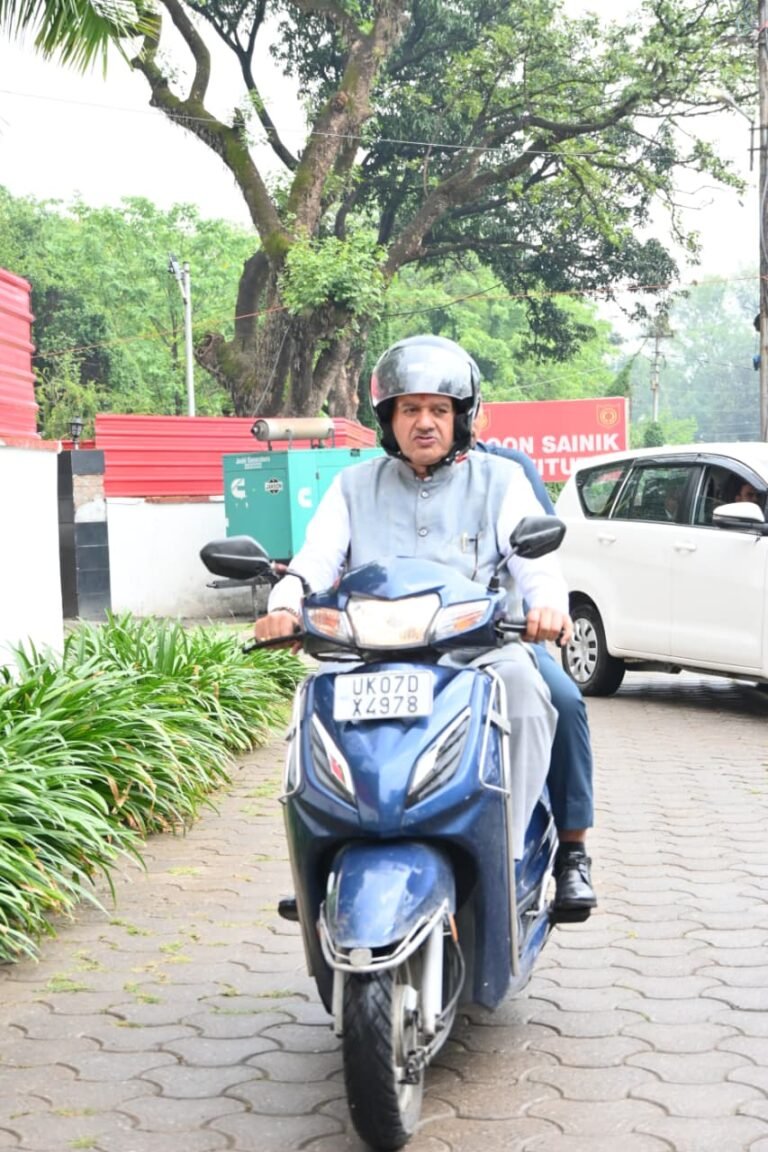 वैश्विक संकट के बीच उत्तराखंड के कैबिनेट मंत्री गणेश जोशी ने दिया ईंधन बचत का संदेश, स्कूटी से पहुंचे कैंप कार्यालय