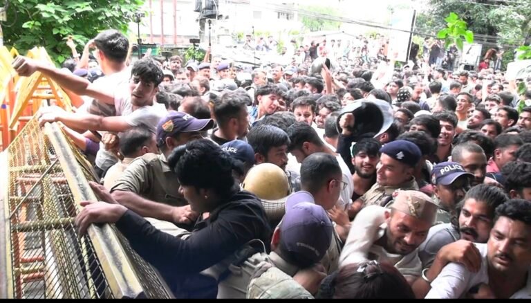 देहरादून में बेरोजगार संघ ने किया सचिवालय कूच, पुलिस ओर युवाओं के बीच हुई झड़प