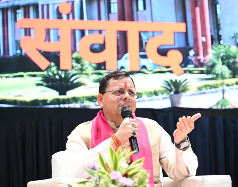 दून विश्वविद्यालय में मुख्यमंत्री ने युवाओं से किया संवाद, कहा-बदलती तकनीक के अनुरूप ‘फ्यूचर रेडी’ बनें युवा