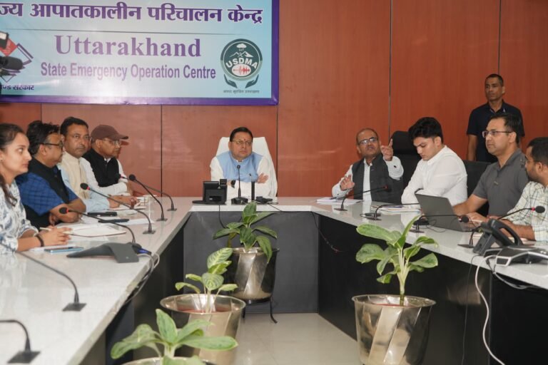 दिल्ली  से लौटते ही सीधे राज्य आपातकालीन परिचालन केंद्र पहुंचे सीएम धामी