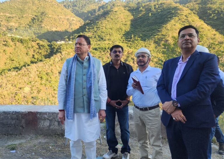 श्रीनगर से सड़क मार्ग से देहरादून लौटते हुए मुख्यमंत्री धामी ने किया राष्ट्रीय राजमार्ग का स्थलीय निरीक्षण