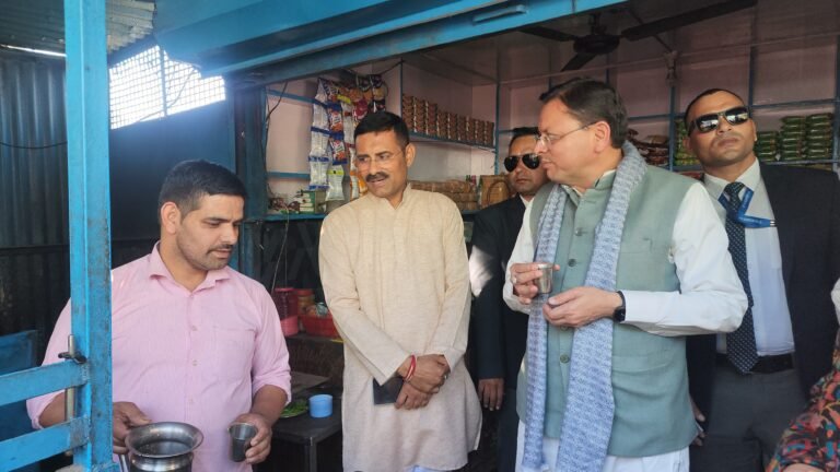 सीएम धामी ने श्रीनगर चुंगी पर स्थानीय दुकान में पी चाय, ‘लोकल फॉर वोकल’ का दिया संदेश